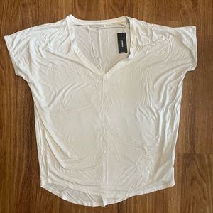 NWT EXPRESS WHITE V NECK T SHIRT MEDIUM